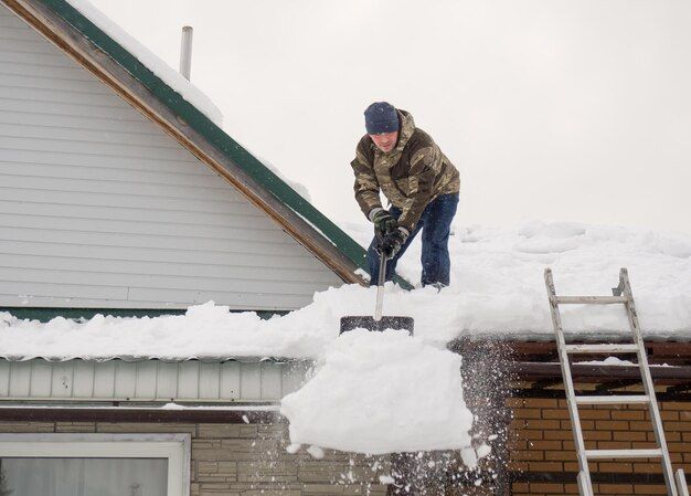 How to Find and Fix Roof Leaks in Winter
